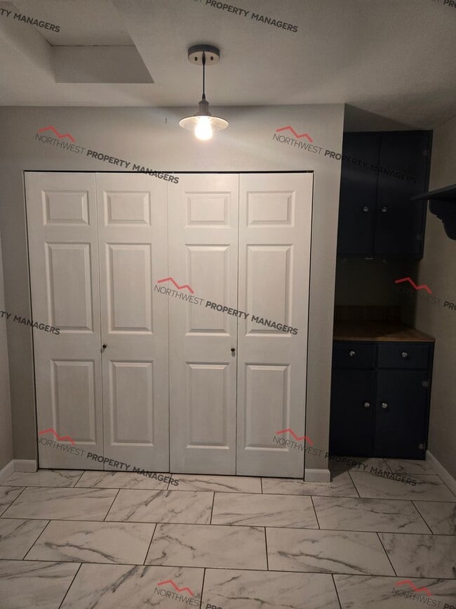 Building Photo - STATUS: AVAILABLE | R76 | $1495 + $100 FLA...
