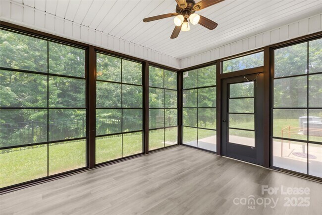 Building Photo - 2136 Laurens Dr