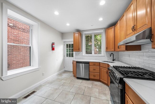 Building Photo - 619 S 42nd St