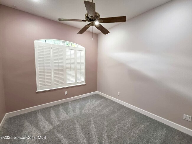 Building Photo - 949 SE Gardenbrook Ct