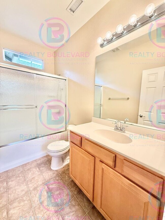 Building Photo - Beautiful townhome in South Meadows! 3-bed...