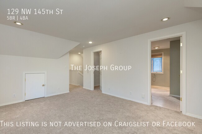 Building Photo - Beautiful 5 bed 3.5 bath in Seattle's Broa...