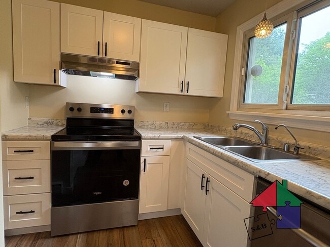 Building Photo - Elegant 3-Bedroom Townhouse in South Burli...