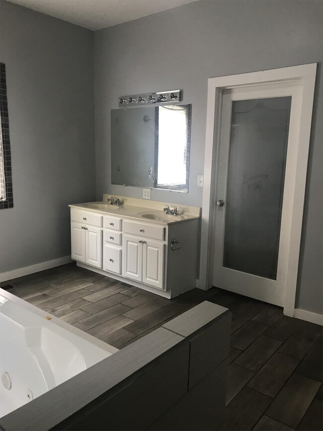 Building Photo - 1122 S 9th St