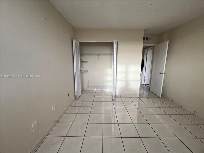 Building Photo - 8887 Fontainebleau Blvd