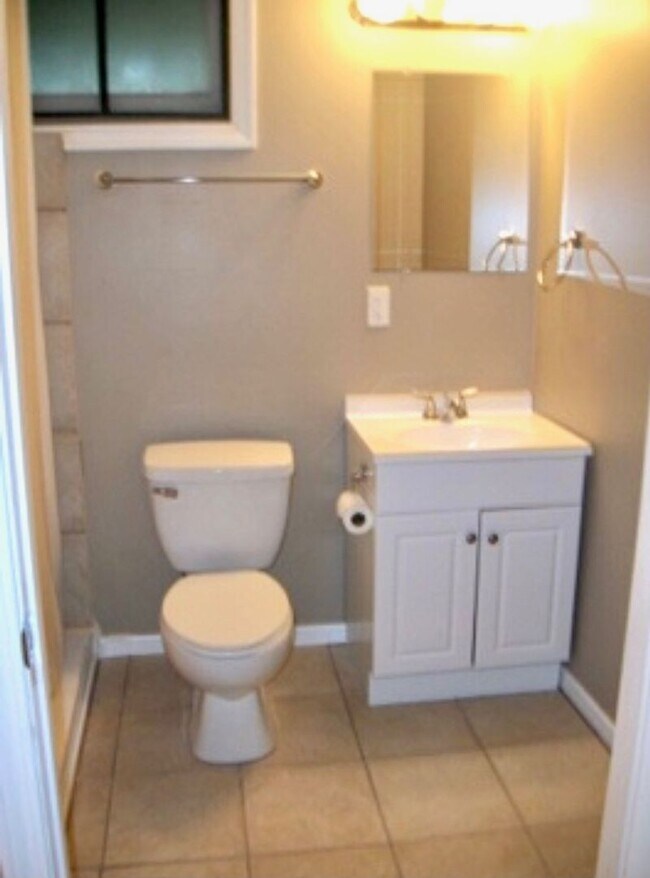 Building Photo - LARGE, 5 BD/2 BA house, near campus!