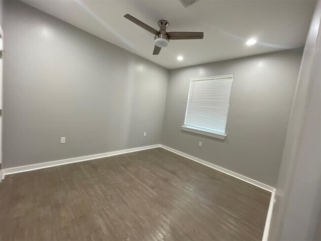 Building Photo - 430 Schmidt Rd