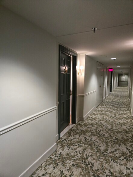 Hallway - 5450 Whitley Park Ter