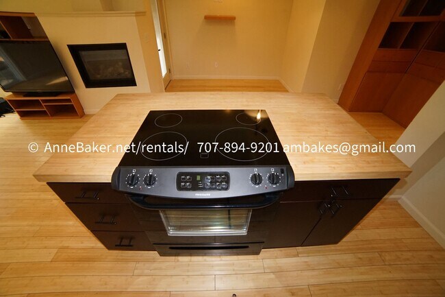 Building Photo - Downtown - PGE and Water/Sewer Included in the rent