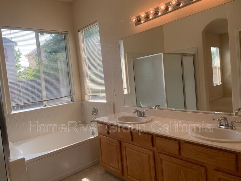 Building Photo - 2224 Bastona Dr