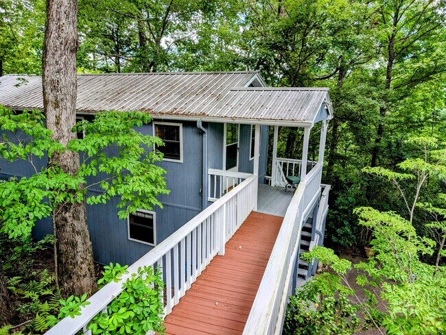 Building Photo - 524 Stornoway Dr