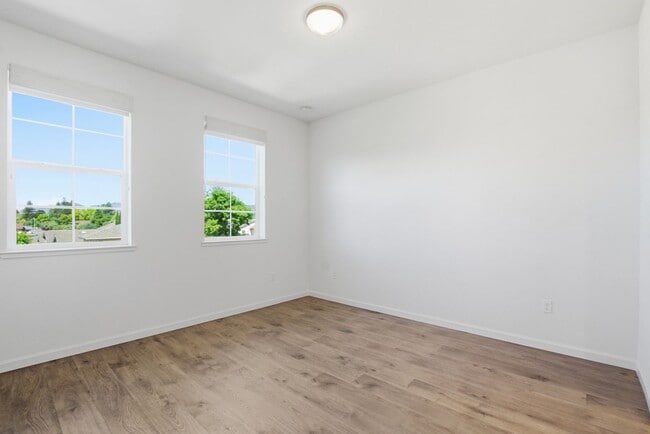 Building Photo - Spacious 3 Bed Townhome with Garage, A/C & Modern Finishes