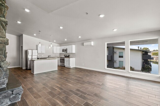 Interior Living Room at Lakeside Apartments in Kennewick, WA - Lakeside Apartments