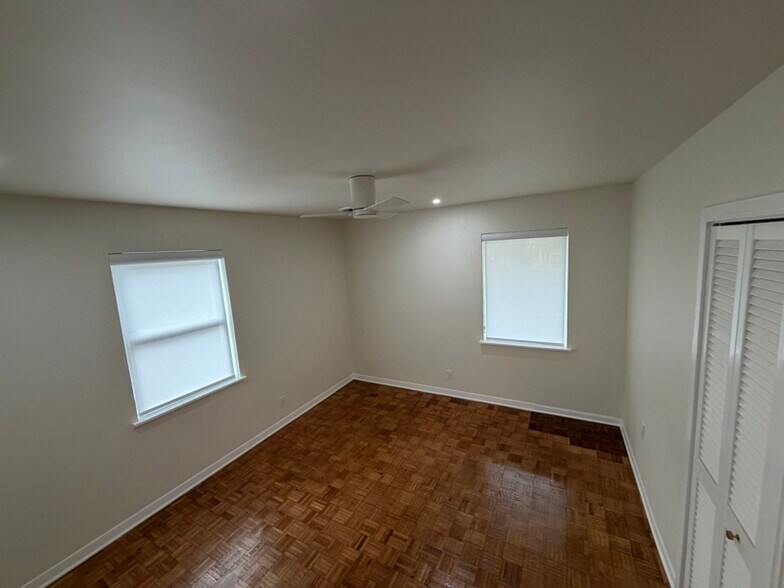 Building Photo - 2010 Parhaven Dr