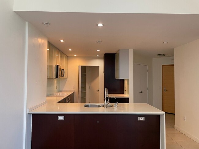 Building Photo - Gorgeous 3 Bedroom 2 Bath Condo For Rent a...