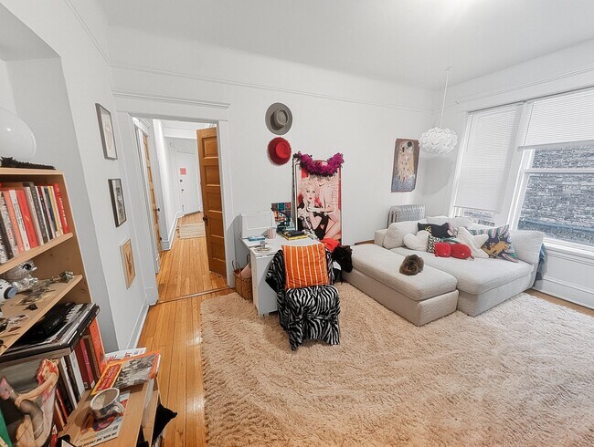 Building Photo - Very Spacious 2 BR/1 BA in Wrigleyville