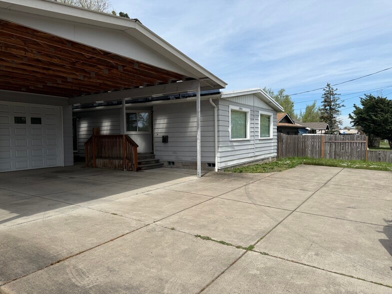 Building Photo - 2090 Chambers St