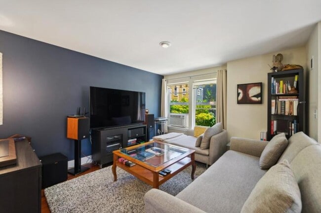 Building Photo - 2 bedroom in Seattle WA 98103