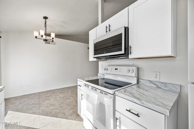 Building Photo - 2943 E Irwin Ave