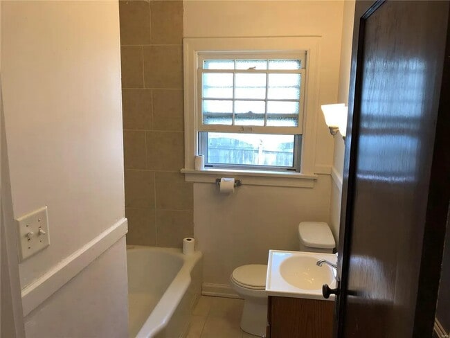 Building Photo - 1105 24th St