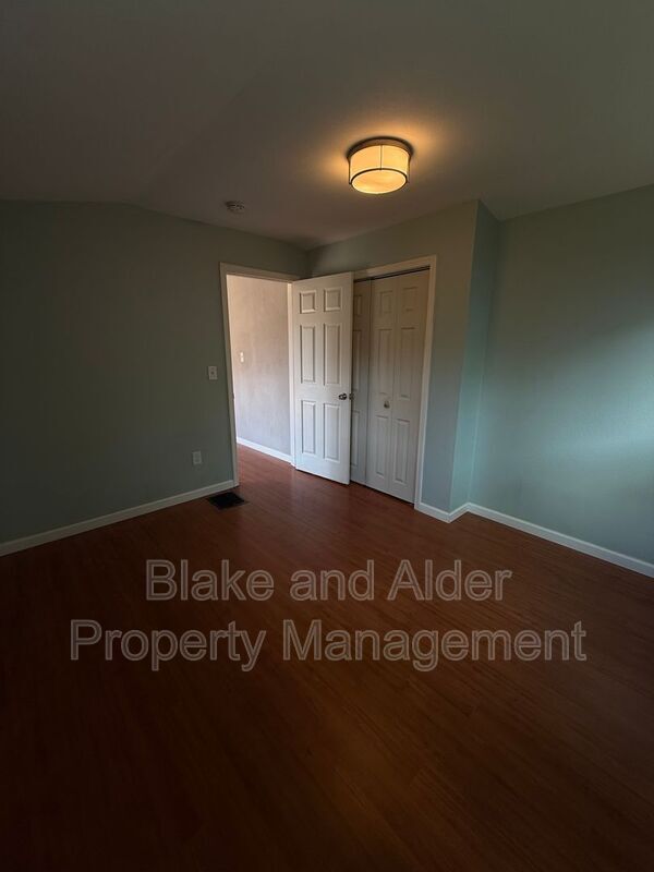 Building Photo - 5916 SE Knapp St