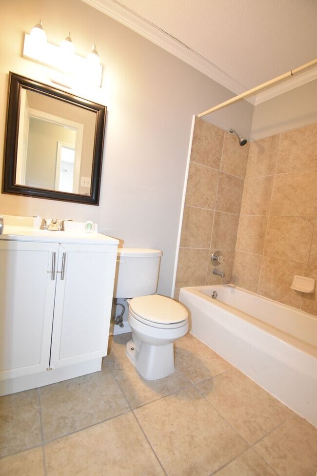 Building Photo - 4 Bedroom and 2 Bath Home- Updated (Pets N...