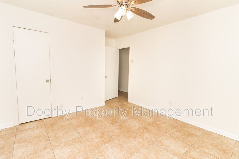 Building Photo - 1809 N Hawthorne St