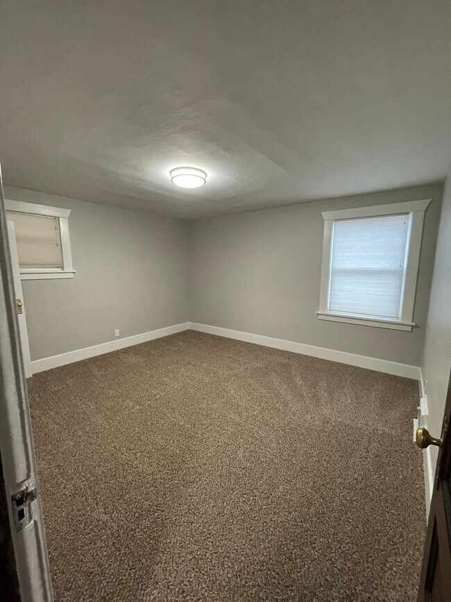 Building Photo - 4 Bedroom Home