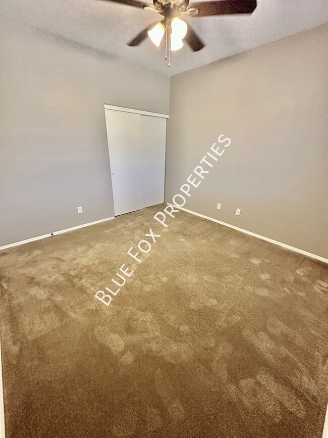 Building Photo - 250 E Calle Puente Azul