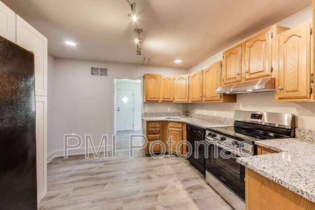 Building Photo - 8349 Bear Creek Dr