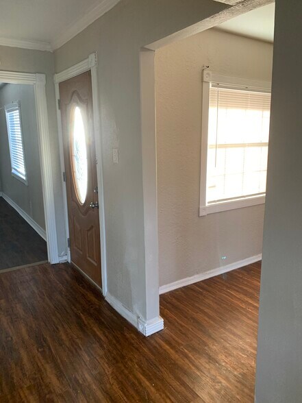 Dramatic entryway - 4514 Sage Cir