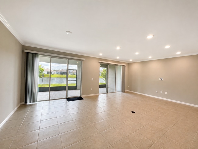 Building Photo - Like-New Lakefront Home in Sawmill Creek