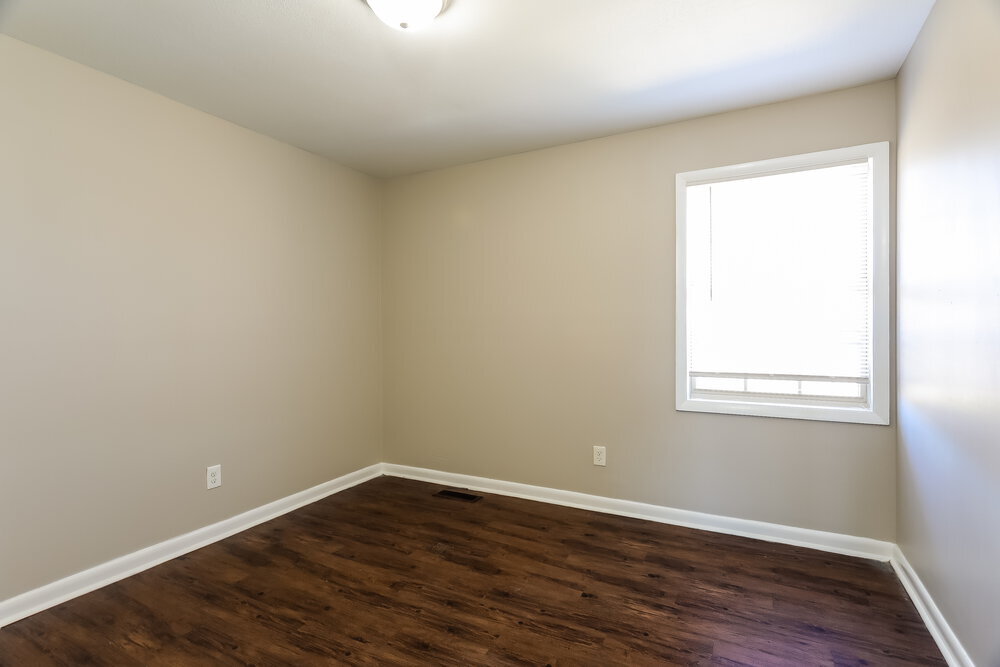 Building Photo - 909 Country View Dr NE