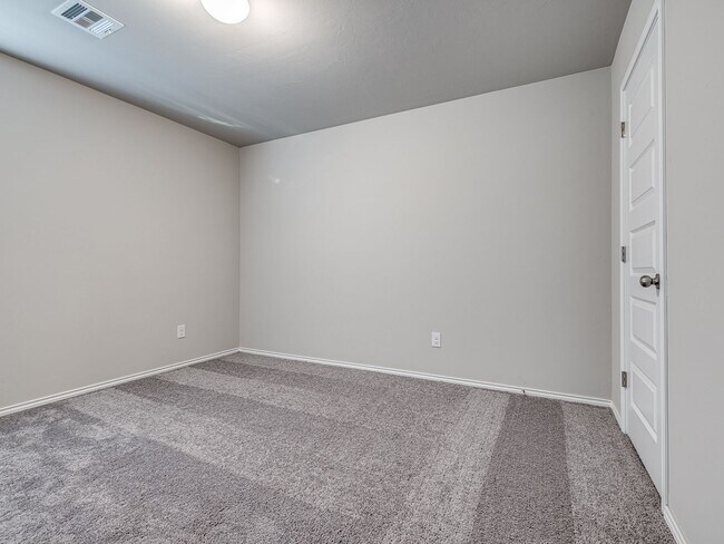 Building Photo - 629 W Lola Dr