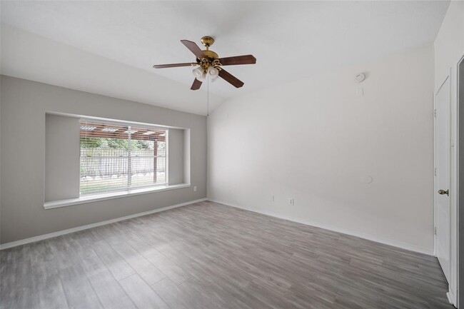 Building Photo - 9847 Willow Crossing Dr