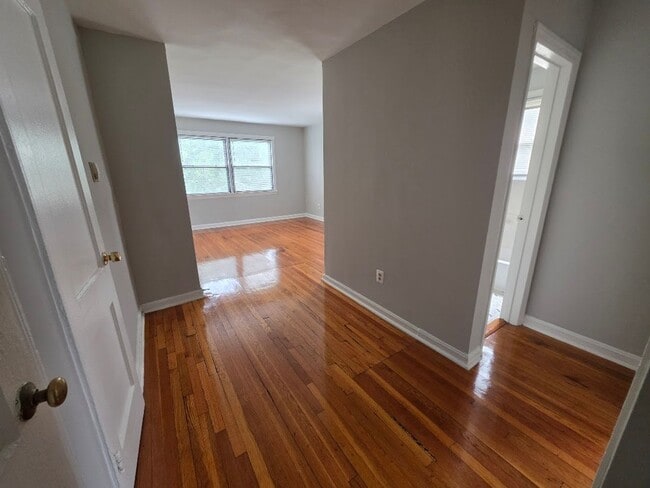 Interior Photo - 429 BURBANK ST SE