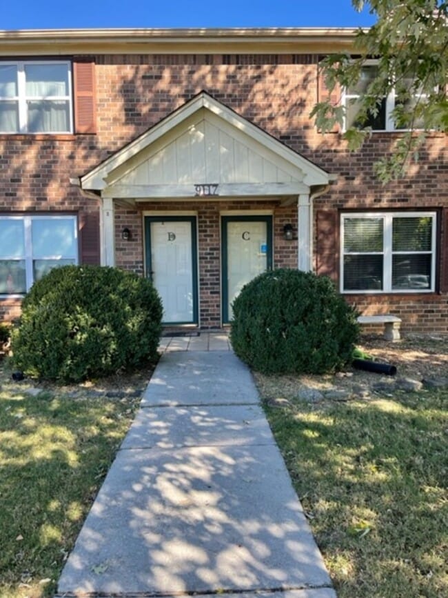 Building Photo - West Knoxville!  Short or long term lease options available .  2 bedroom with additional large bo...