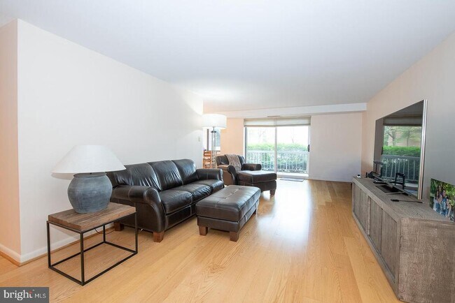 Building Photo - 1637 Oakwood Dr