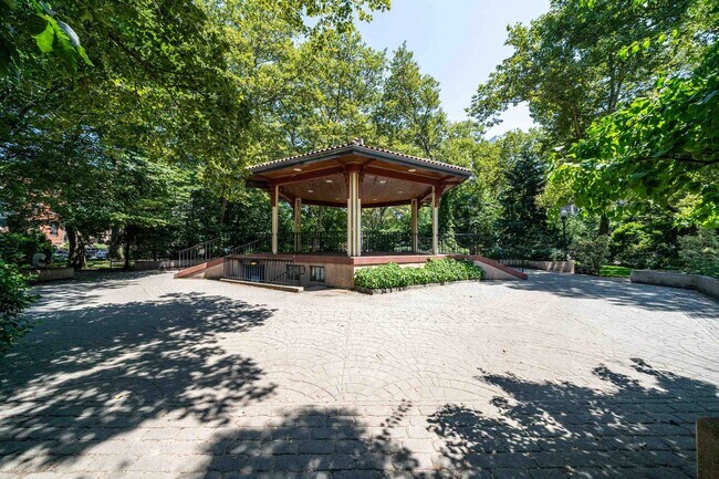 Building Photo - 331 Varick St