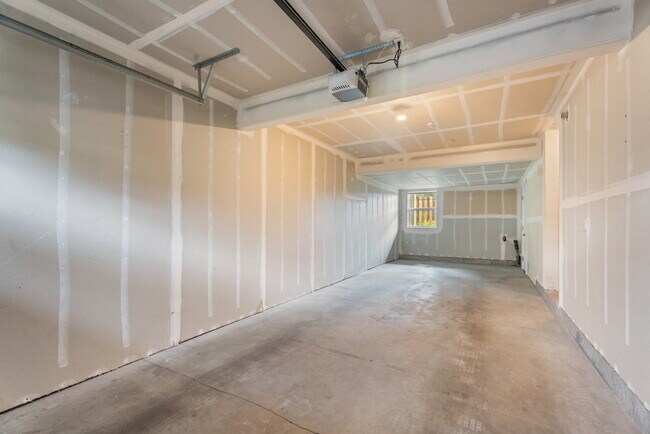 Building Photo - Spacious 3-Level Townhome for Rent in Prime Location