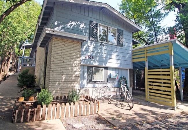 Primary Photo - 5Bed/2.5bath with two kitchens, fenced yar...