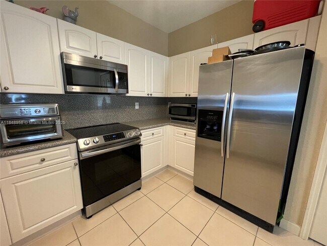 Building Photo - 160 Jacaranda Country Club Dr