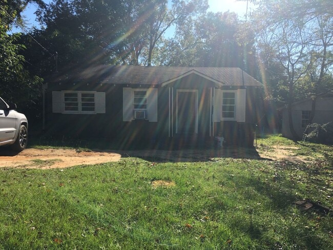 Building Photo - 2 Bedroom Cottage