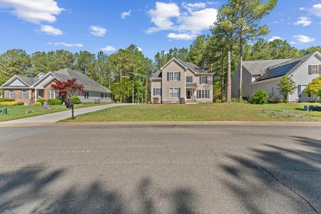 Building Photo - Large home with 5 bedrooms in Brickshire