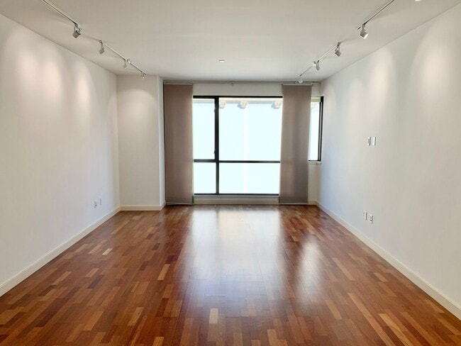 Building Photo - Chic 1BD/1BA in the Heart of Hayes Valley!...