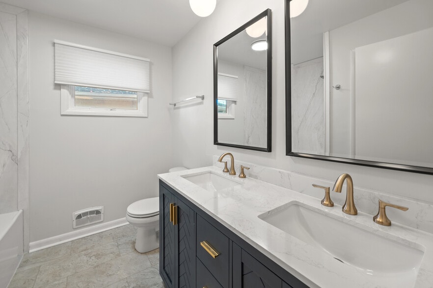 Building Photo - 1527 Summit Dr