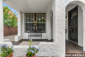 Building Photo - 1822 W Magnolia Ave