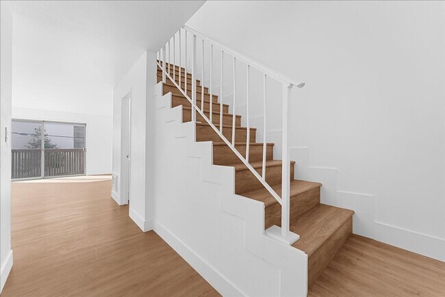 Building Photo - 719 N Eucalyptus Ave