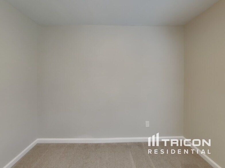 Building Photo - 325 Nutwood Trce