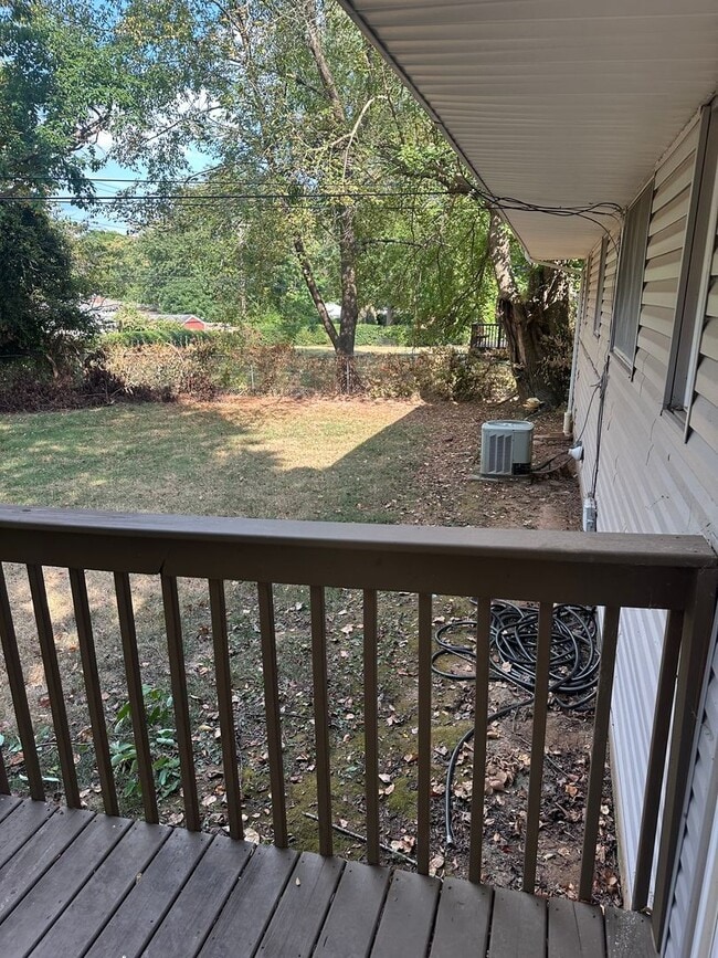 Building Photo - Brentwood - 3 bedroom, 1.5 bathroom, 1 car...